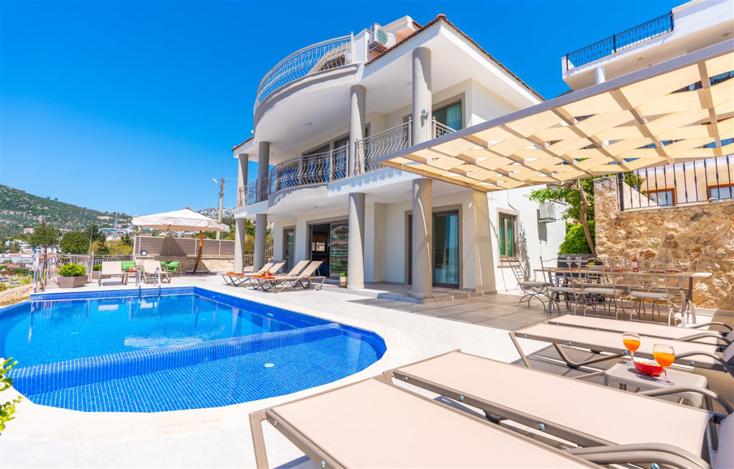 Villa Quzey ;Kalkan Ortaalan' da 4 yatak odalı, 9 kişilik deniz manzaralı kiralık vill