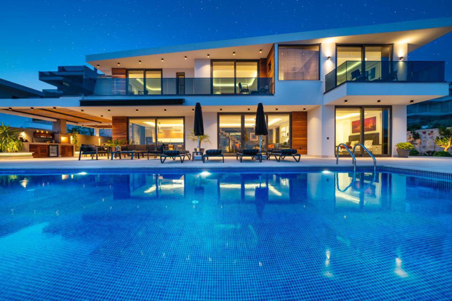 Villa Recep Exclusive,Kalkan Kalamar koyunda bulunan 5 yatak odalı ultralüks 10 kişilik deniz manzaralı kiralık villa