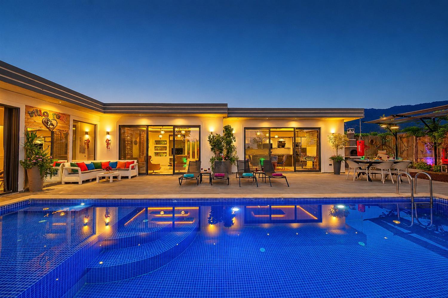 Villa Renk (4) Kişilik Kalkan'da Muhafazakar Kiralık Aile ve Balayı Villası