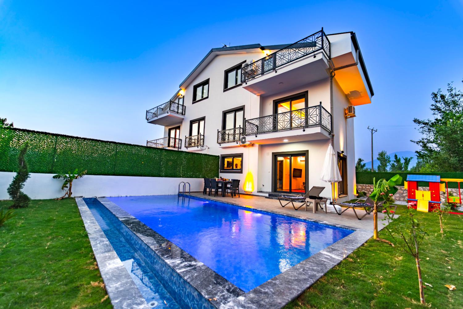 Villa Rmg Seydikemer,(6) kişilik Havuzu korunaklı geniş aileler İçin uygun villalarımız arasında yer almaktadır.