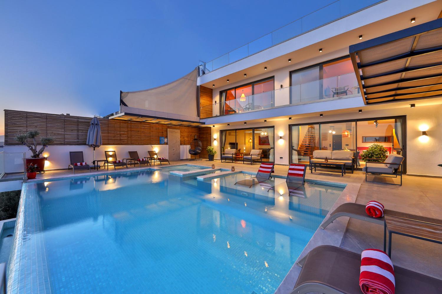 Villa Rosso (8) Kişilik Jakuzili Geniş Aile ve Arkadaş Grubu Villası