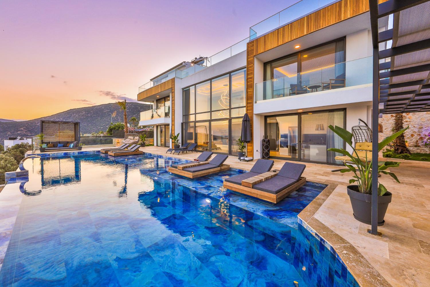 Villa Royal Life, Kalkan'da (12) Kişilik Lüks Kiralık Villa