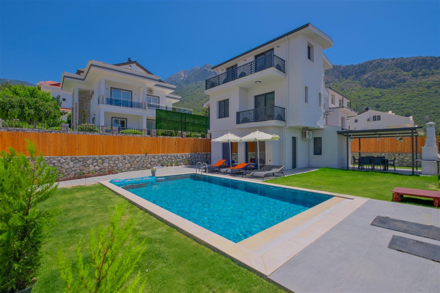 Villa Santorini : Doğa İçerisinde Denize Yakın Villa