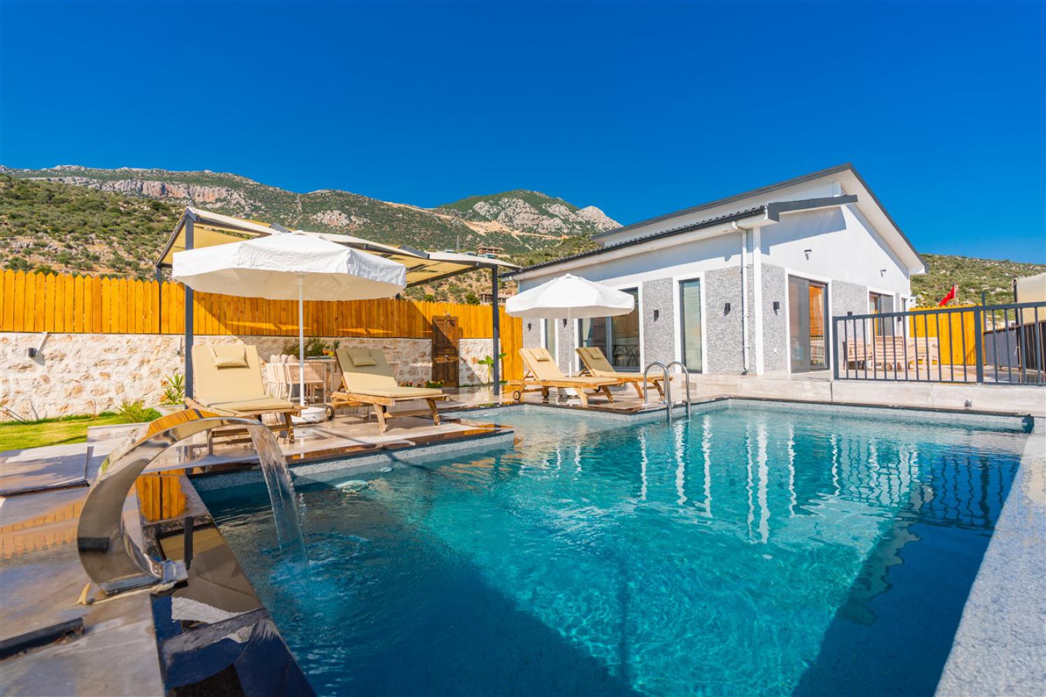 Villa Sarp Kalkan, Kalkan'da (4) Kişilik Muhafazakar Kiralık Villa