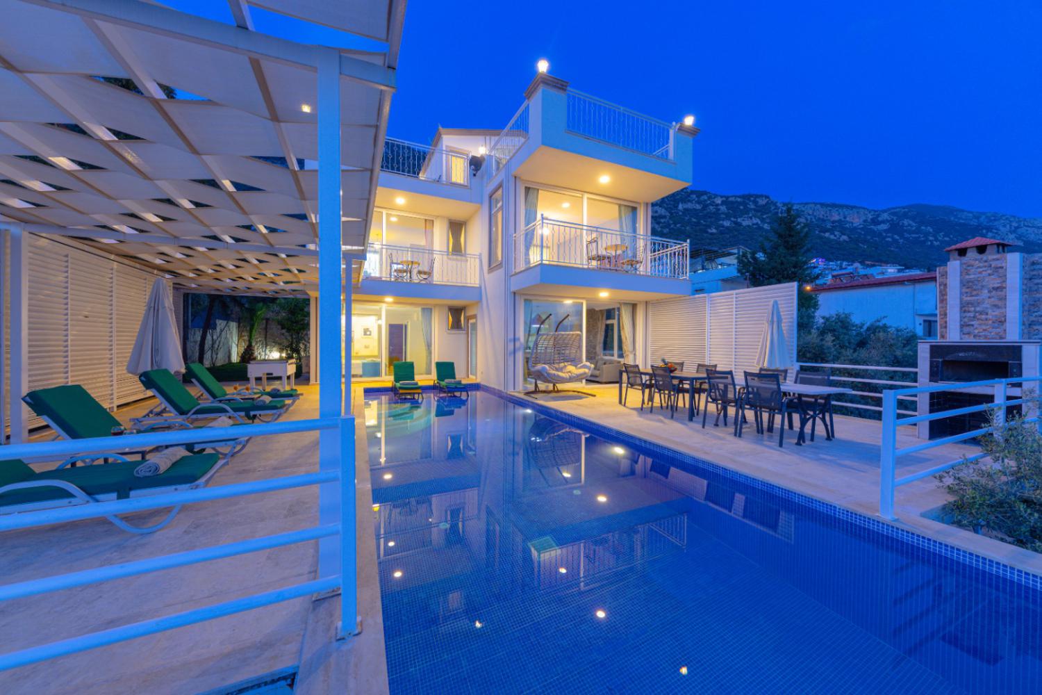 Villa Seçkin,Kalkan'da bulunan 4 yatak odalı 8 kişilik korunaklı havuzlu deniz manzaralı kiralık villa