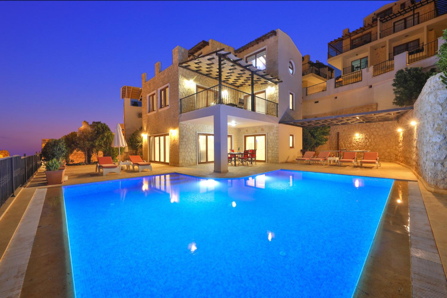 Villa Serta; Jakuzili Kalkan merkezde yer alan 6 kişilik özel havuzlu kiralık yazlık villa.