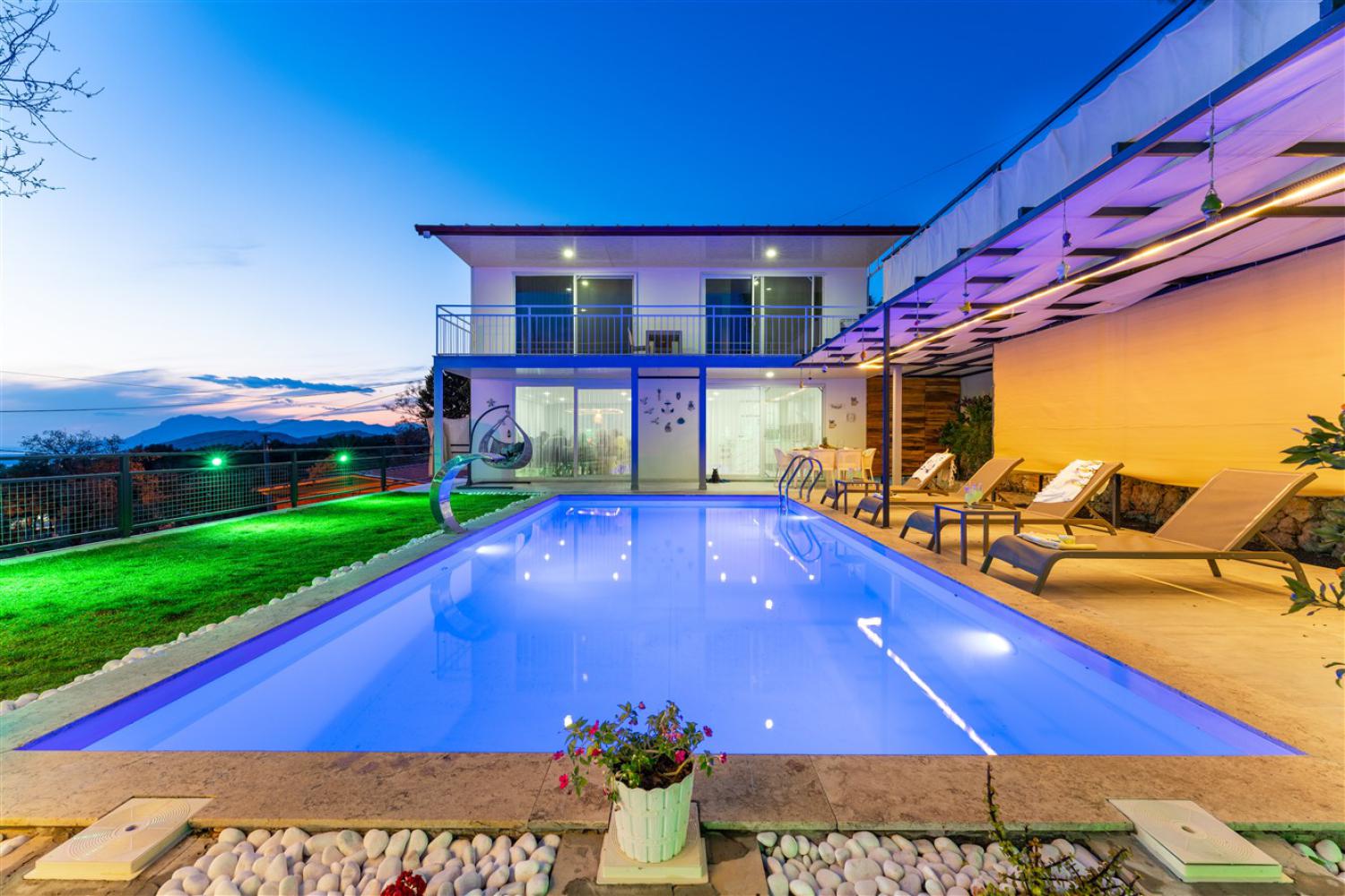 Villa Smyrna (4) Kişilik Havuzlu Muhafazakar Aile Villası