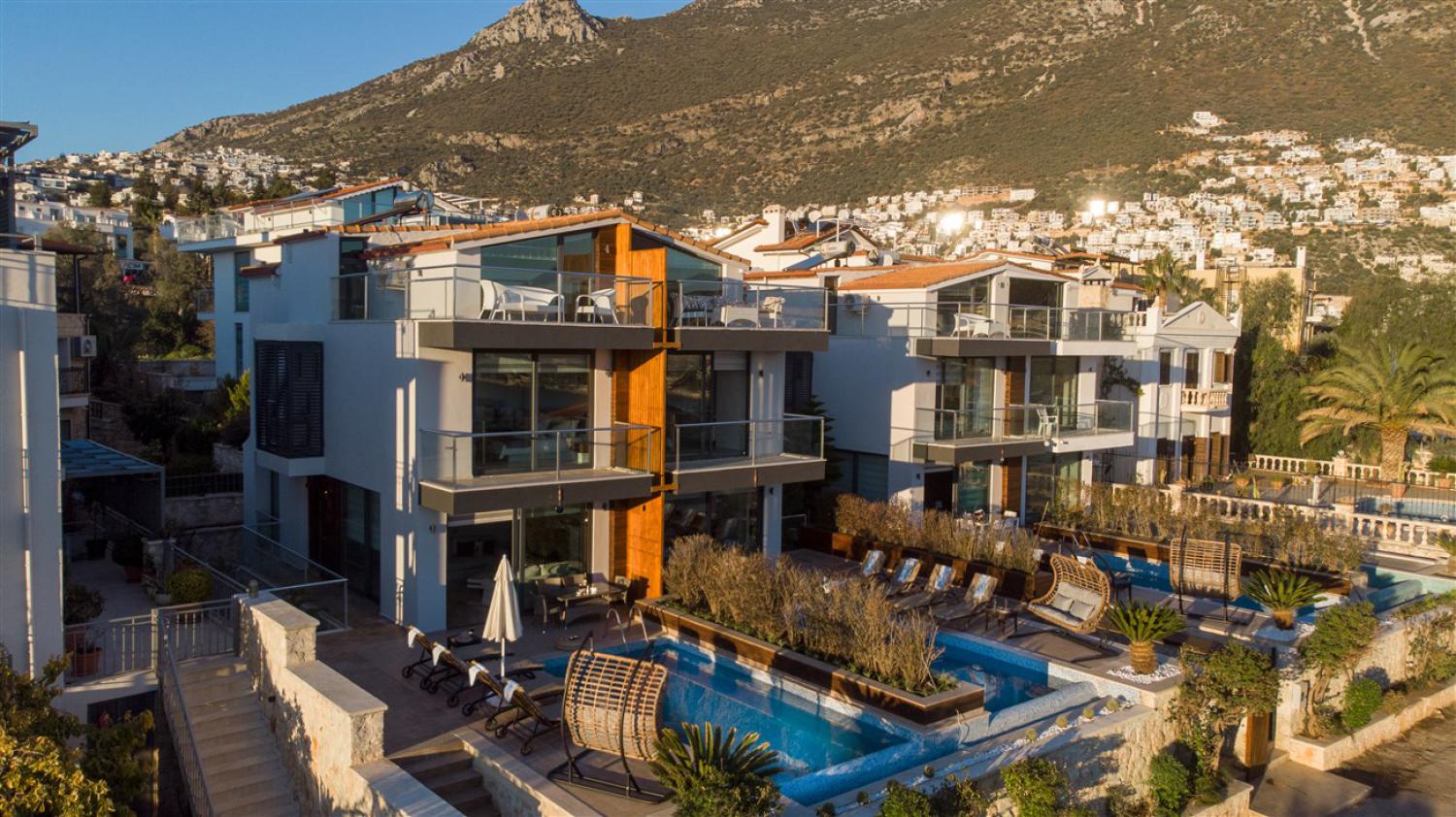 Villa Sole Myra; Kalkan Ortaalan' da 4 yatak odalı 8 kişilik deniz manzaralı kiralık villa