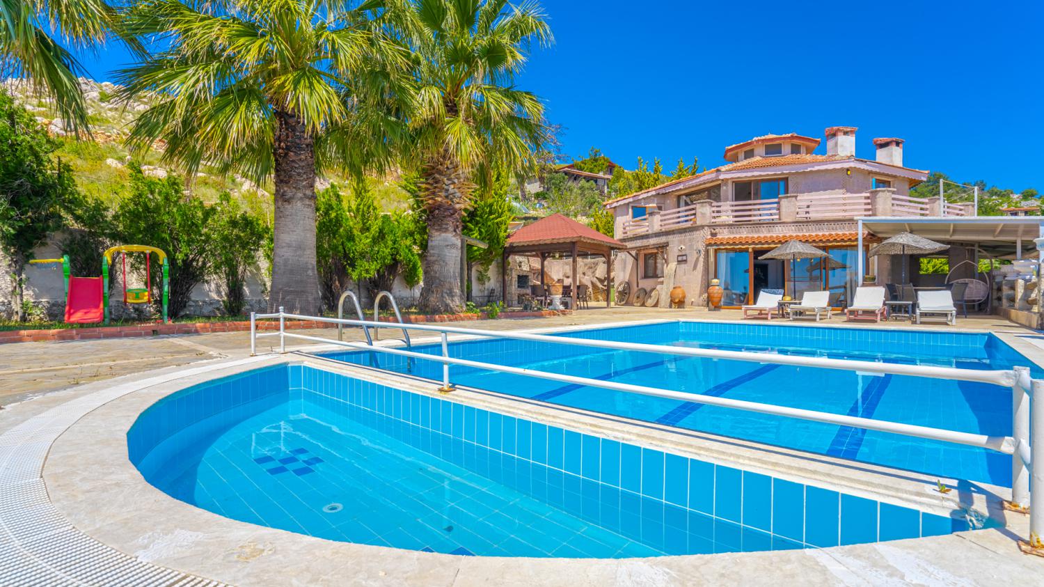 Villa Star Light 2 ; 6 Kişilik özel havuzlu,bahçeli kiralık geniş aile ve arkadaş grubu villası.