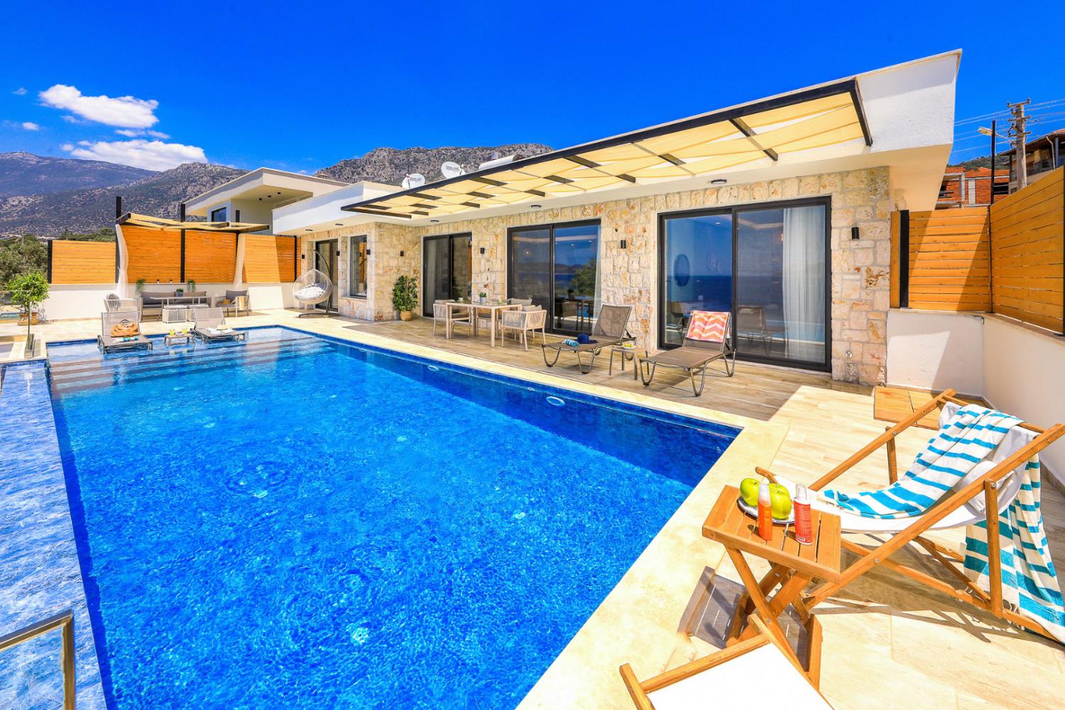 Villa Suer, Kaş'da (6) Kişilik Jakuzili Deniz Manzaralı Kiralık Lüks Villa