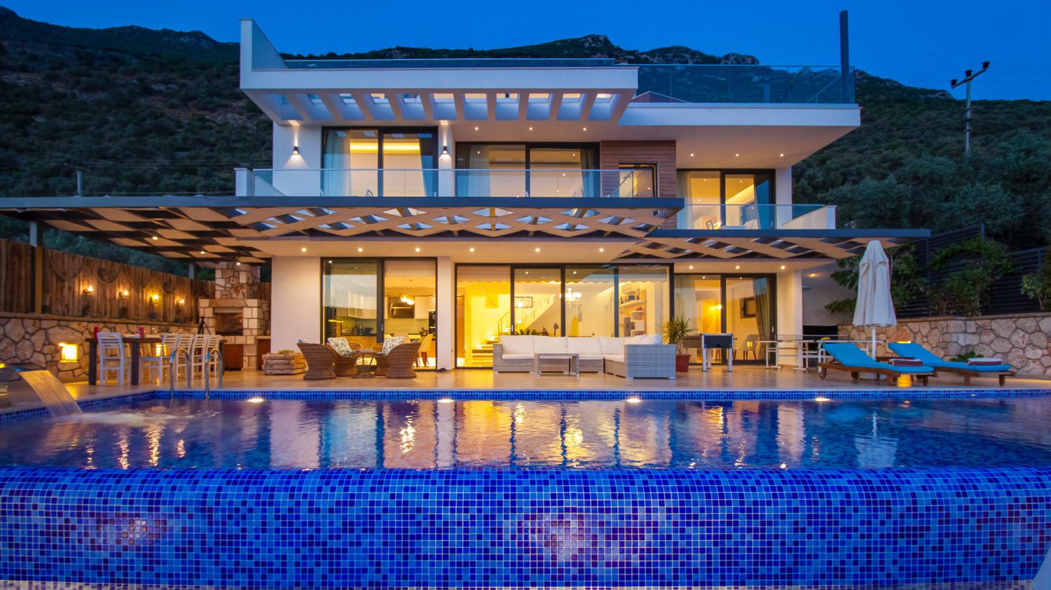 Villa Topçu Duo (10) Kişilik Muhafazakar Havuzlu Geniş Aile Villası