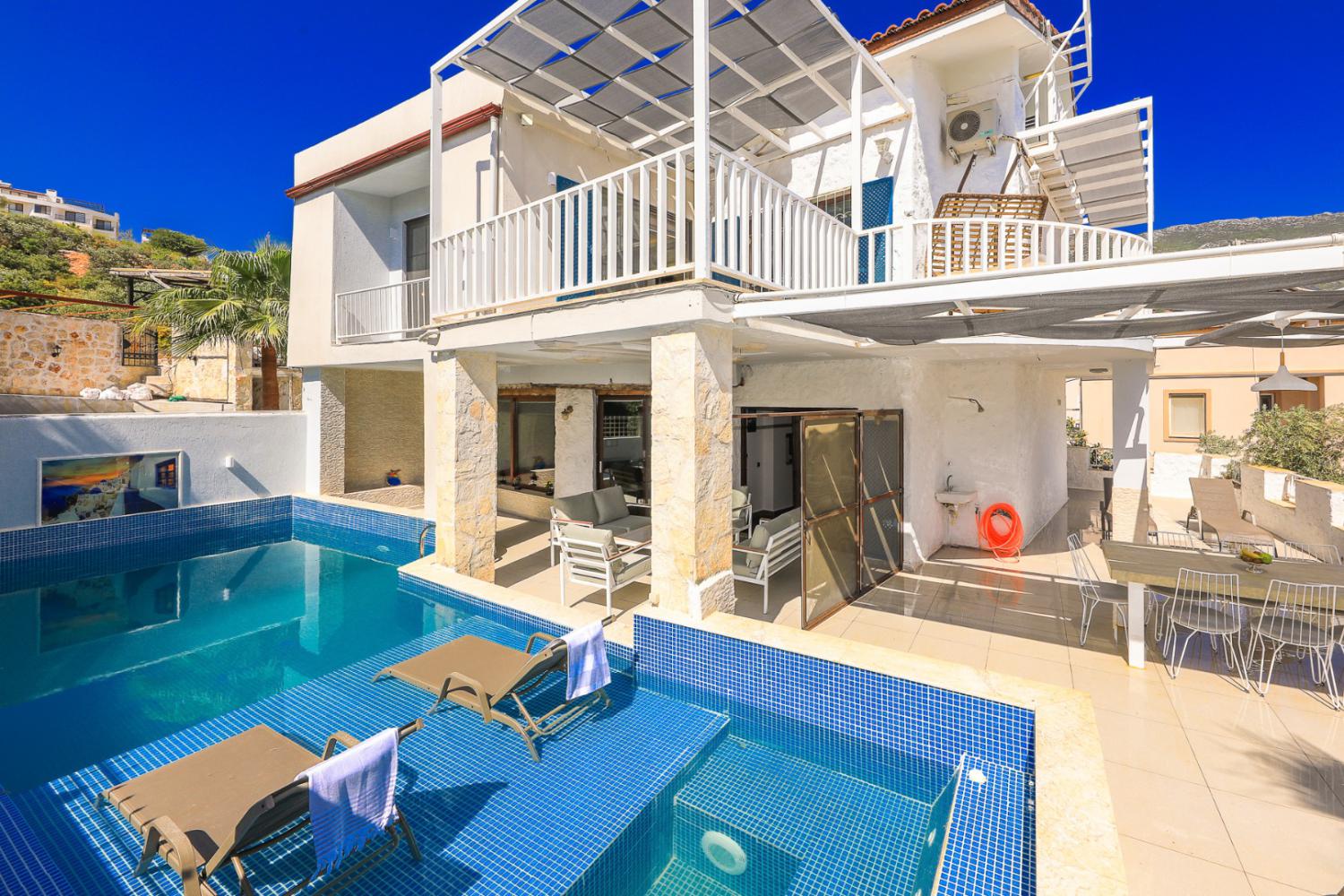 Villa Town; Kalkan Kalamar Bilgesinde 4 yatak odalı 9 kişilik kiralık villa