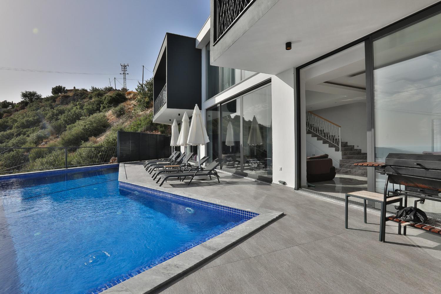 Villa Tria (6) Kişilik Deniz Manzaralı Geniş Aile ve Arkadaş Villası