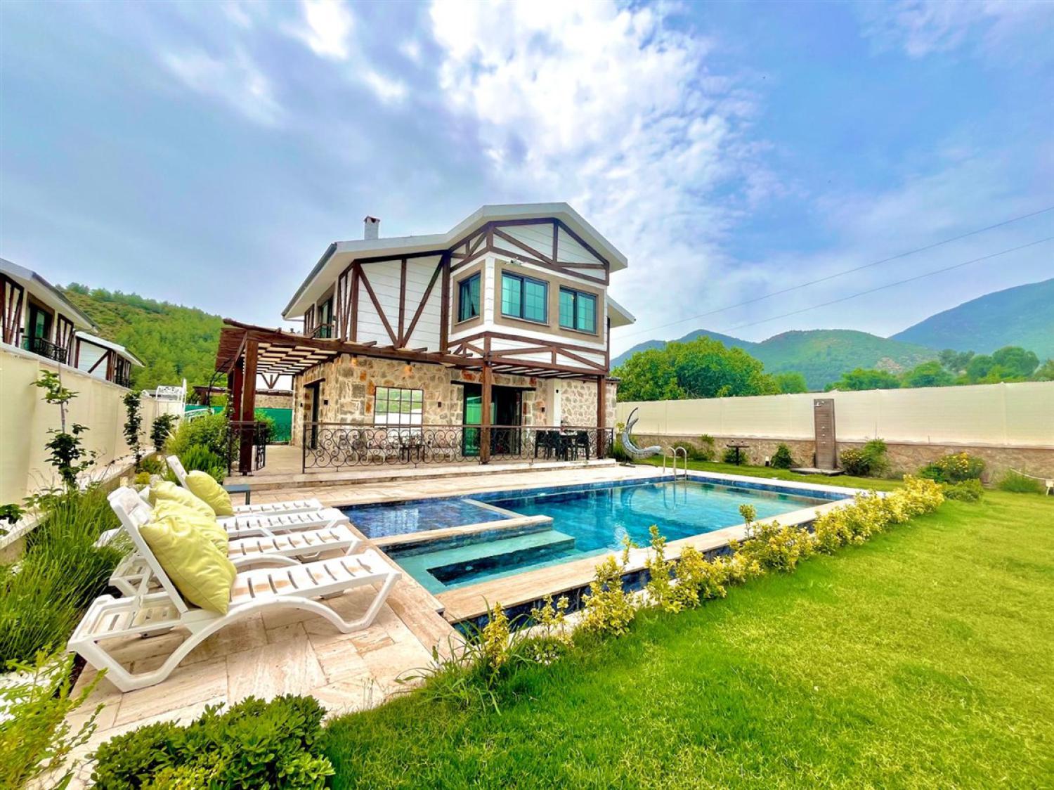 Villa Tulya ; Fethiye Yeşilüzümlü'de geniş aile ve arkadaş grupları için uygun kiralık tatil villası.