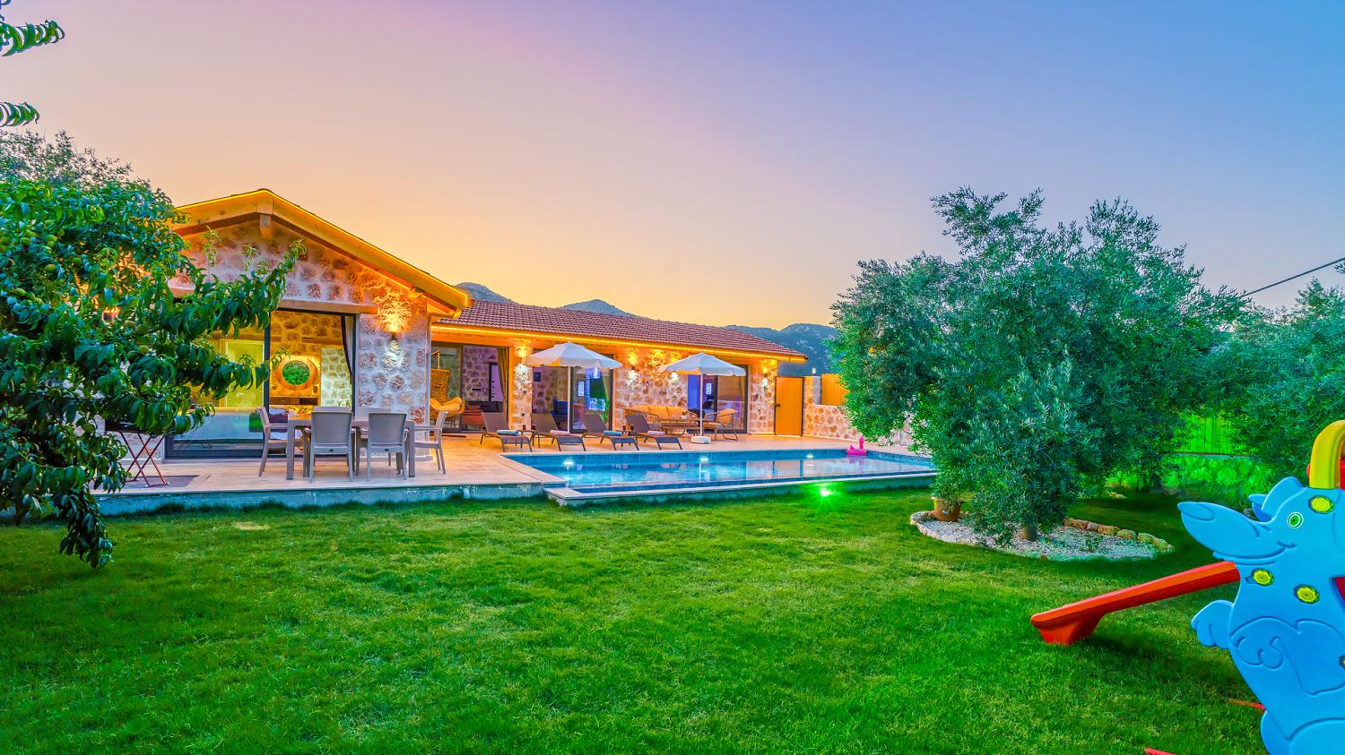 Villa Tunahan Garden,(5) kişi kapasiteli,balayı çiftleri ve aileler için uygun muhafazakar villalarımız arasında yer almaktadır.