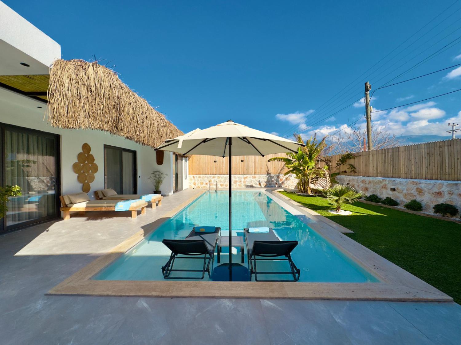 Villa Verano,(4) kişi kapasiteli,muhafazakar,balayı çiftleri için uygun villalarımız arasında yer almaktadır.