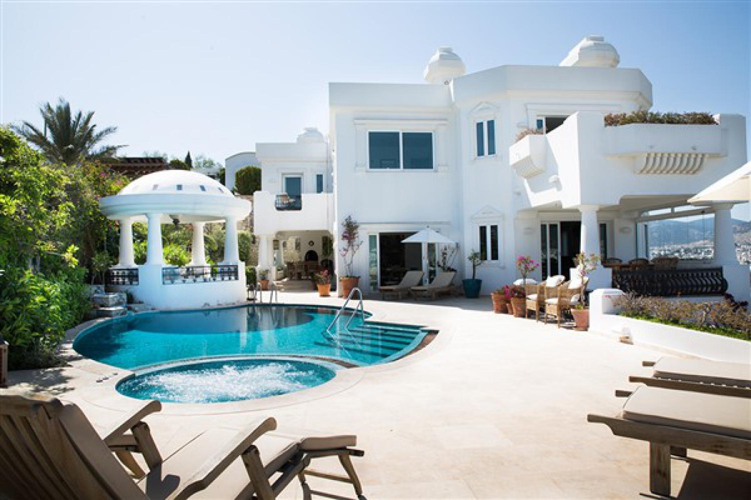 Villa VG 450 ; Bodrum/Bardakçıda 6 Odalı Özel Yüzme Havuzlu Bahçeli Deniz Manzaralı Tatil Villasıdır.