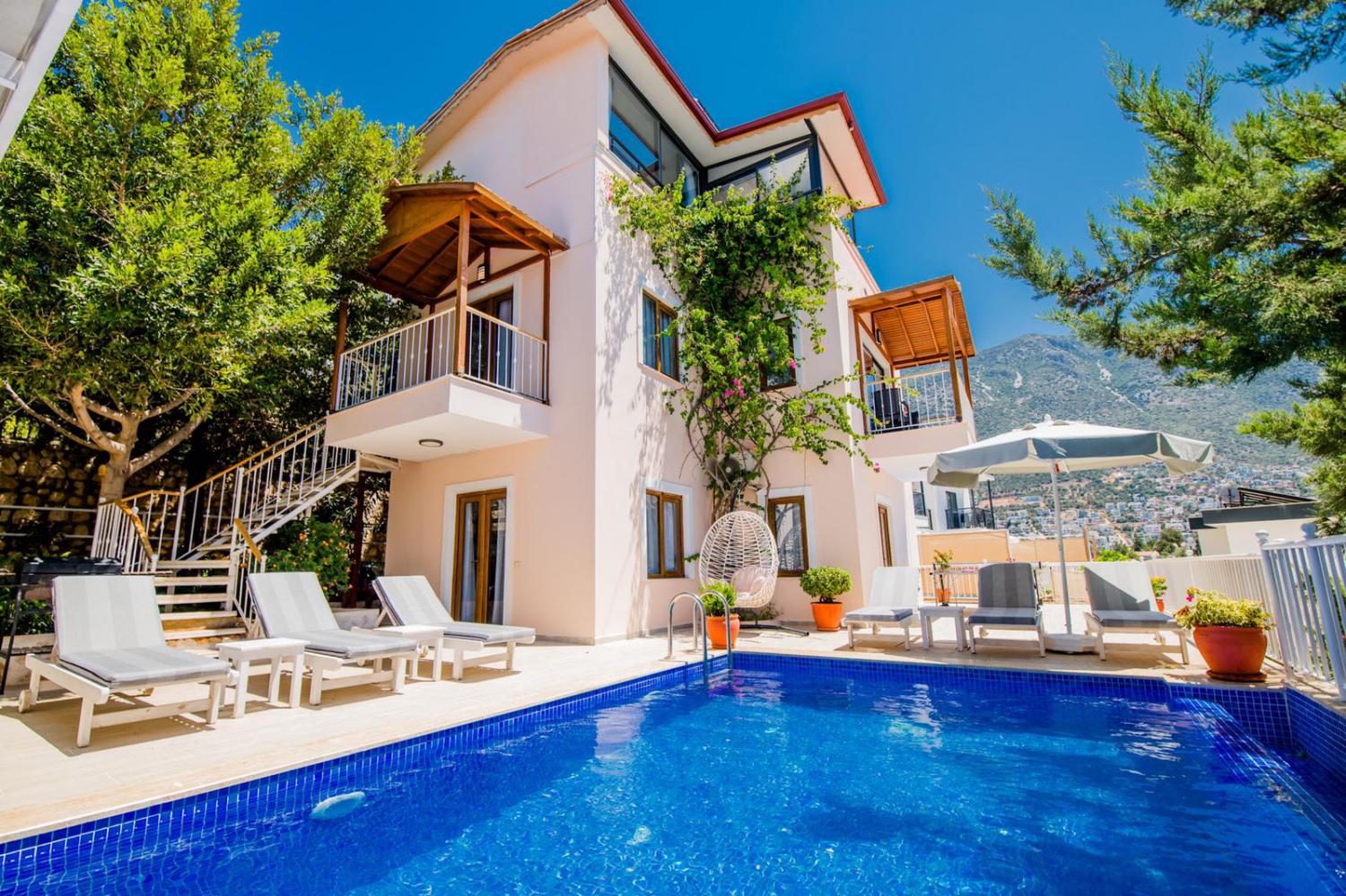 Villa Vita (6) Kişilik Havuzlu Geniş Aile ve Arkadaş Villası