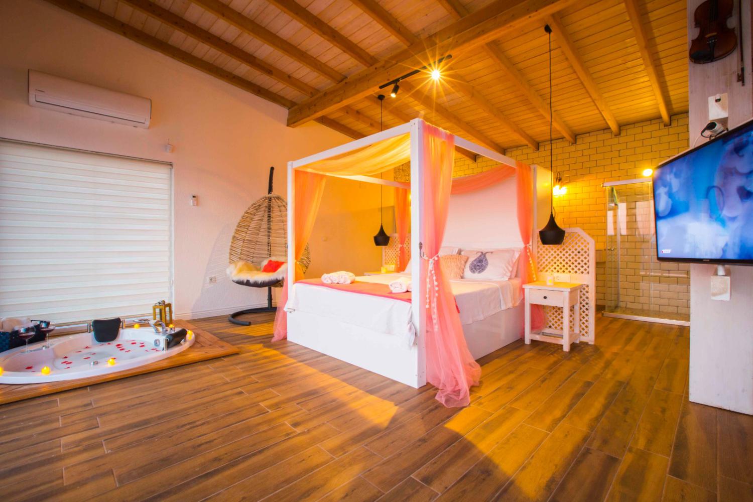 Villa Viola (2) Kişilik Havuzlu Muhafazakar Balayı Villası