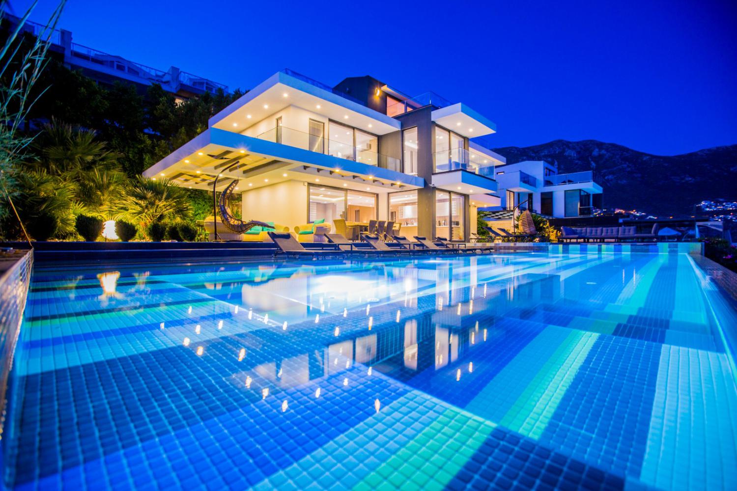 Villa Vogue Kalkan'da (10) Kişilik Lüks Tasarımlı Deniz Manzaralı Kiralık Villa