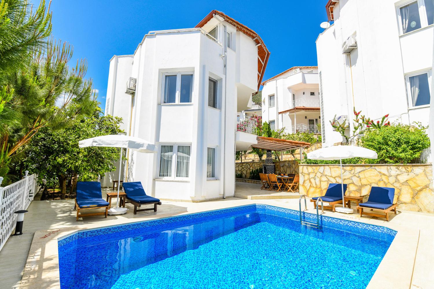Villa White Dream 2 : Kalkan Merkeze Yakın Deniz Manzaralı (6) Kişilik Tatil Villası.