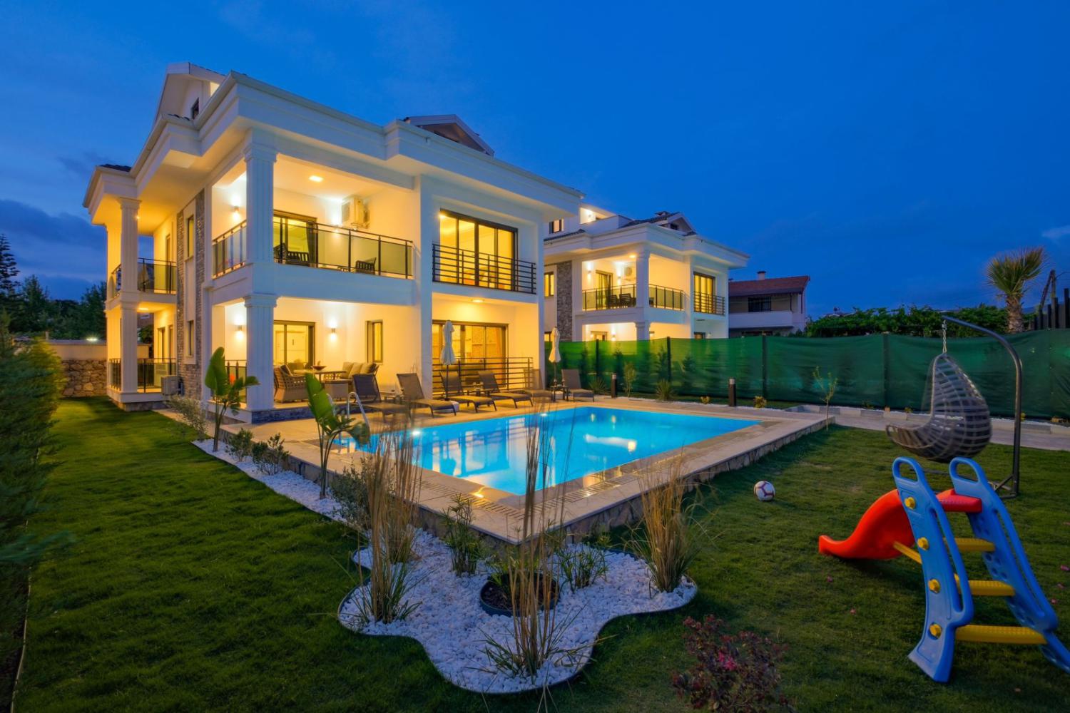 Villa White Palm 2 ; Geniş Aile ve Arkadaş Grupları İçin uygun villalarımız arasında yer almaktadır.