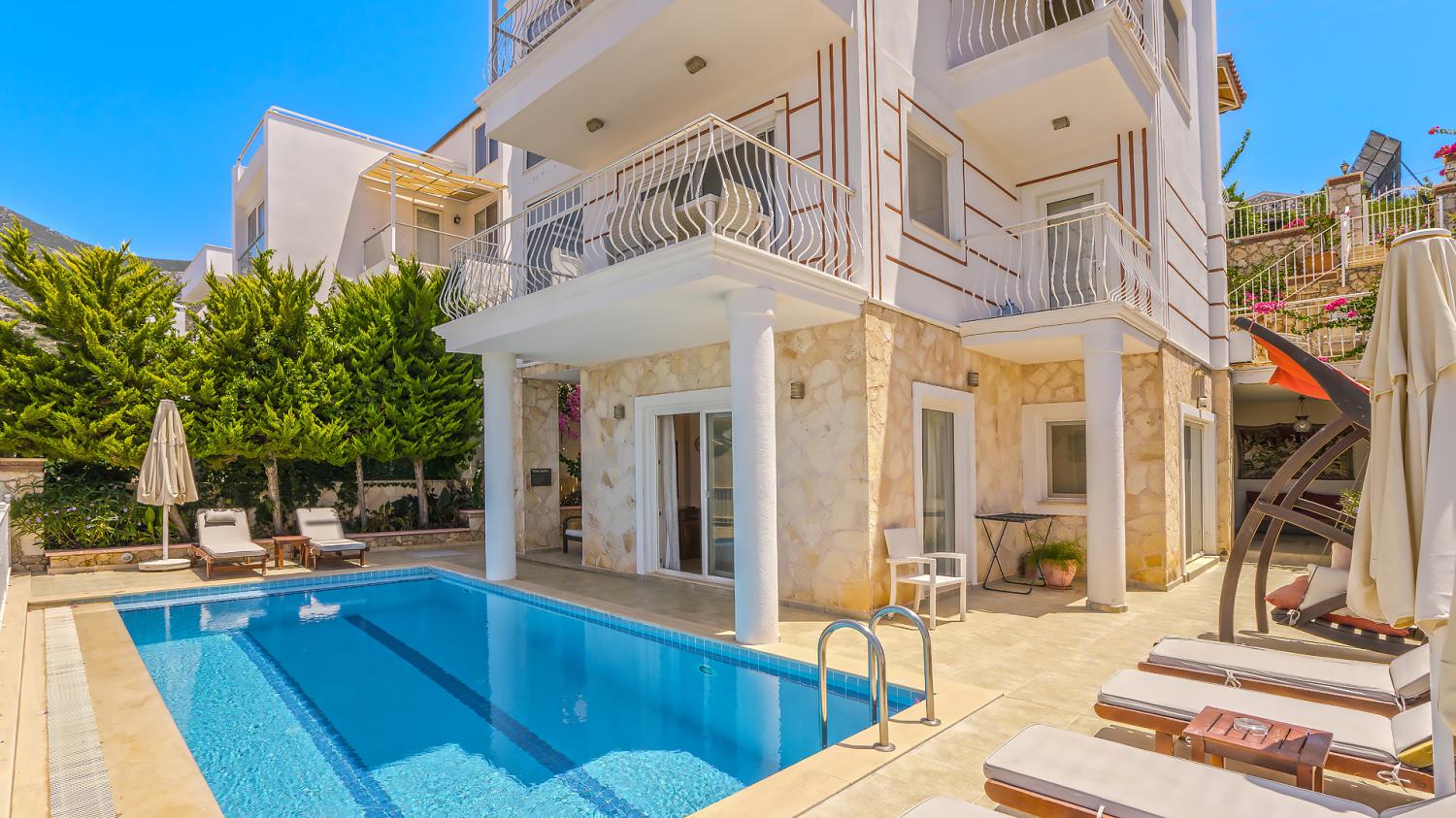 Villa White Star – Kalkan’da Jakuzili Deniz Manzaralı Villa 🌊