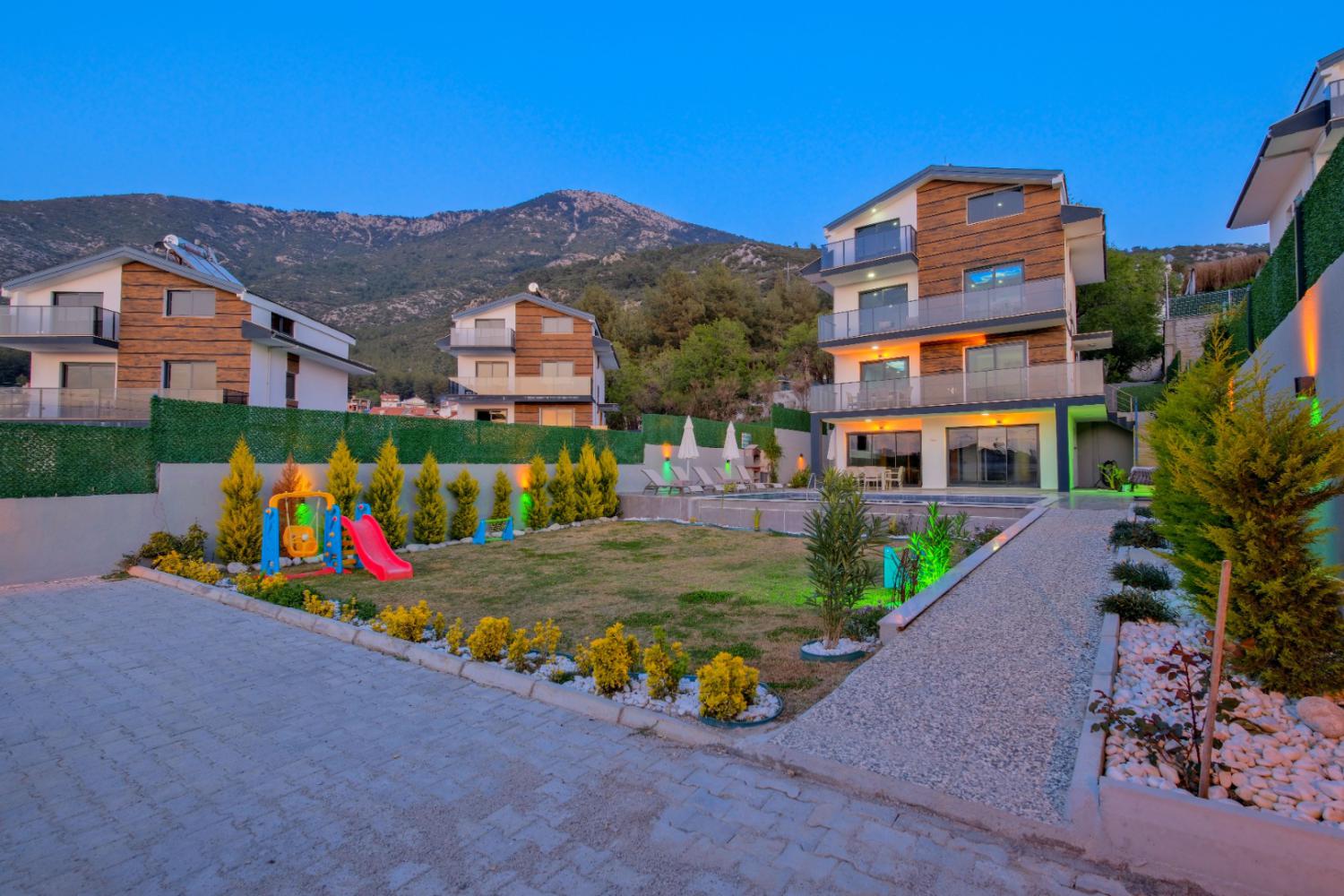 Villa Yiğit Ovacık, Fethiye Ovacık'ta bulunan 4 yatak odalı 8 kişilik kiralık villa