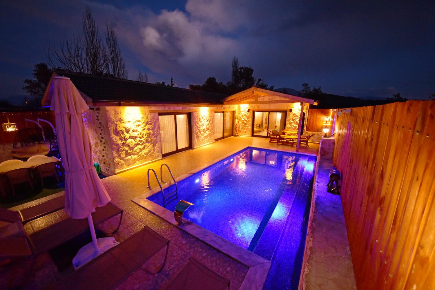 Villa Yıldız,(4) kişi kapasiteli,balayı çiftleri için uygun muhafazakar villalarımız arasında yer almaktadır.