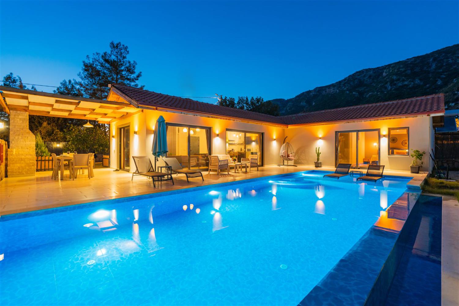 Villa Zeylus, Kalkan Sarıbelen' de 2 yatak odalı, 4 kişilik jakuzili balayı villası