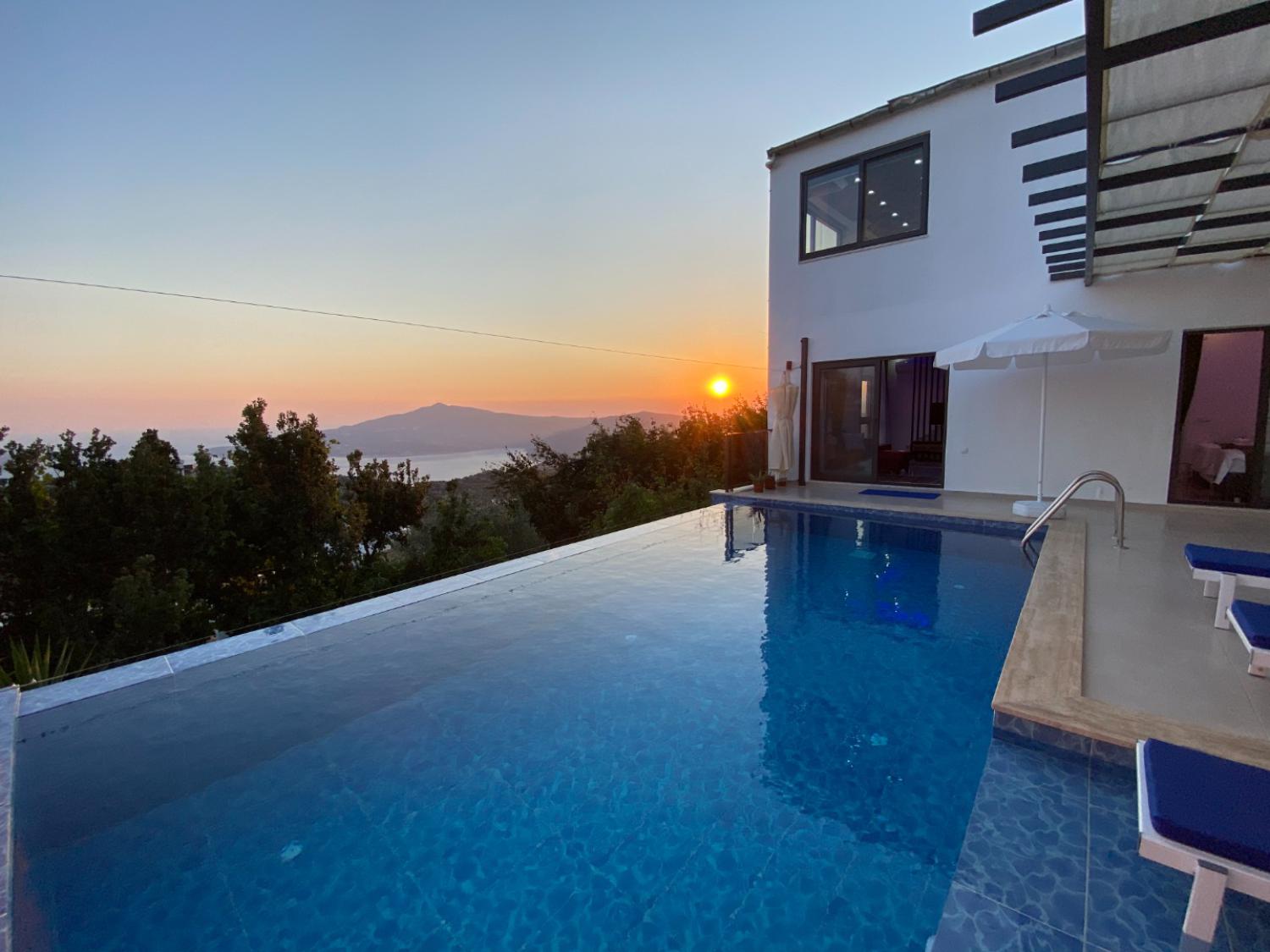Villa Zeytin Sarnıç, Kalkan'da (4) Kişilik Deniz Manzaralı Muhafazakar Balayı Villası