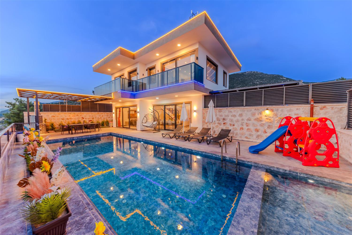 Villa Zeytinli Tepe ; Kalkan Çavdır Bölgesinde 2 Yatak Odalı (5) Kişilik balayı Villası