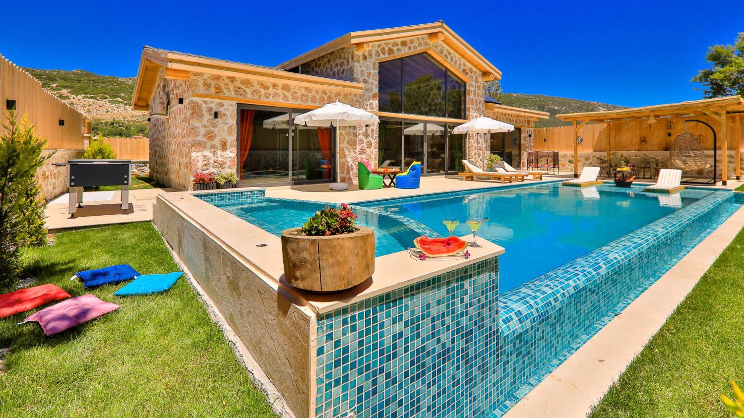 Villa Happiness Kalkan – Doğa İçinde Jakuzili, Korunaklı Havuzlu Villa 🏡